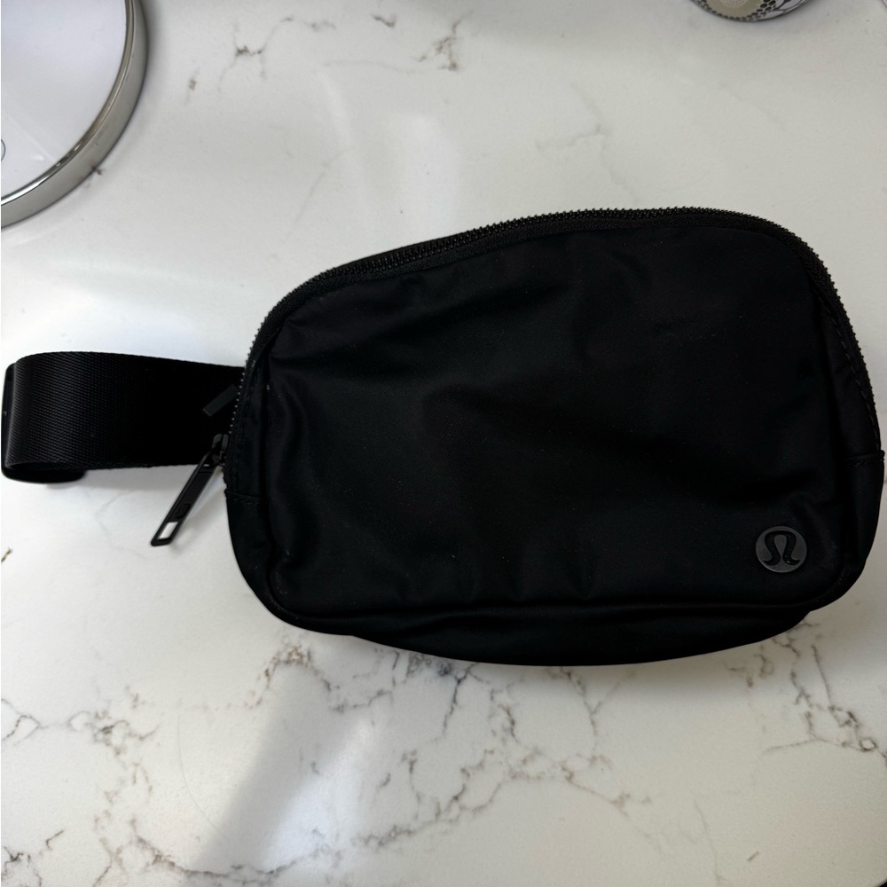 lululemon athletica Men's Black Belt Bag